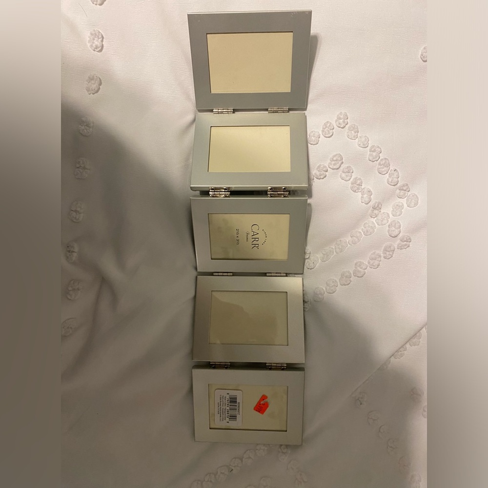 Foldable picture frame